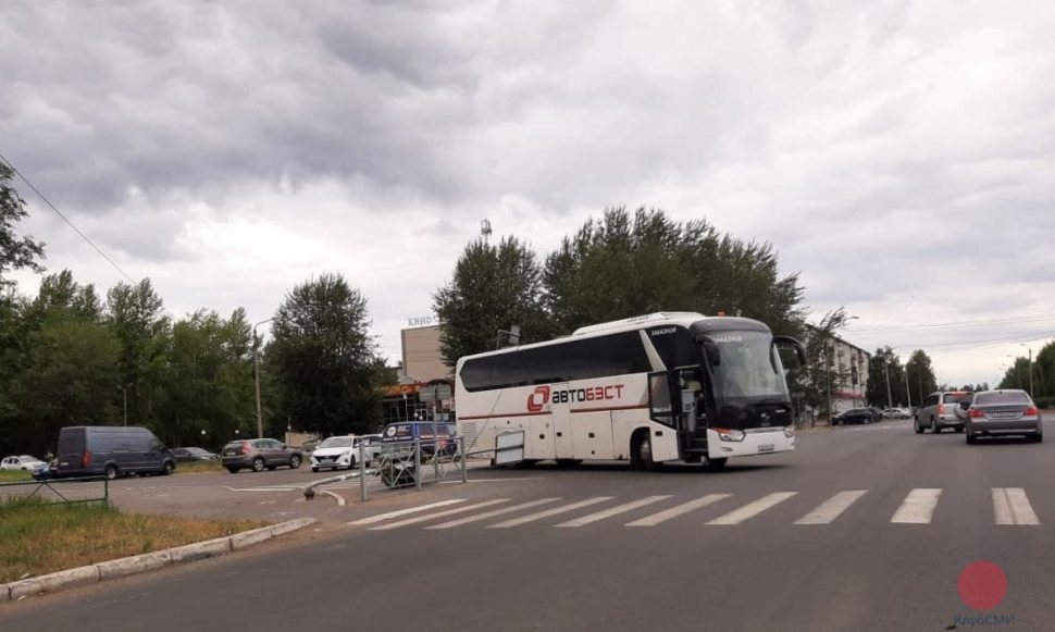 Автобус сбил светофор на перекрёстке Труда-Карла Маркса в Северодвинске